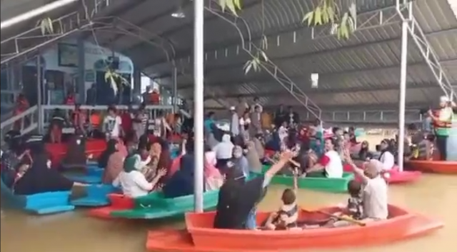 ด่ากันขรม! โยนของช่วยเหลือน้ำท่วมให้ชาวบ้าน