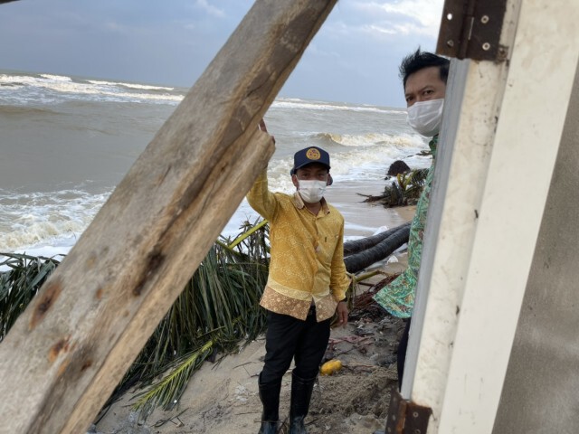 คลื่นแรงกัดเซาะชายฝั่ง "ตะโละกาโปร์"