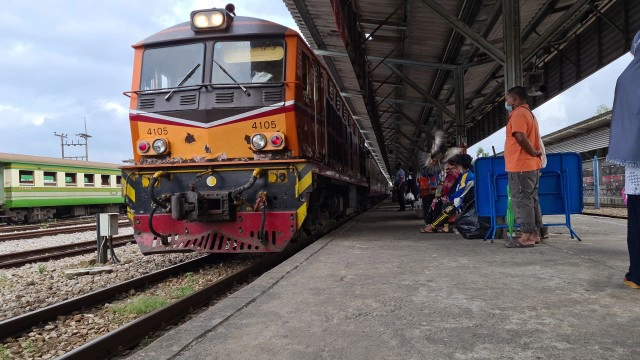หยุดเดินรถไฟสายใต้ 10 ขบวนวันแรก ป้องกันโควิด
