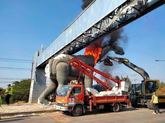 ไฟไหม้ไดโนเสาร์กลางถนนศรีจันทร์
