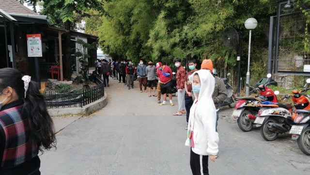 แจกถุงยังชีพพนักงานสถานบันเทิงถูกล็อคดาวน์