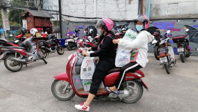 แจกถุงยังชีพพนักงานสถานบันเทิงถูกล็อคดาวน์
