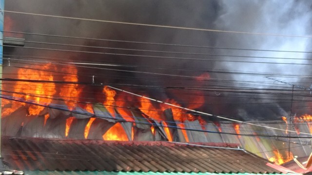 ระทึก!ไฟไหม้ชุมชนวัดมะขามเตี้ย-ลุกลามหลายหลัง