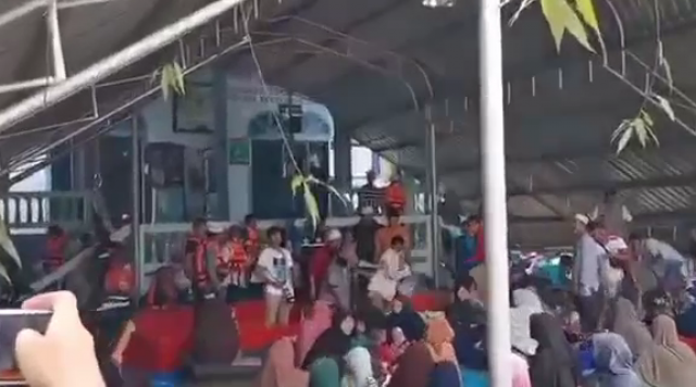 ด่ากันขรม! โยนของช่วยเหลือน้ำท่วมให้ชาวบ้าน