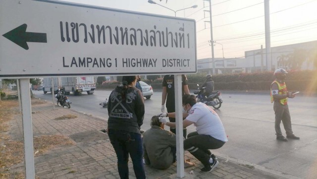 ชื่นชม!ช่วยลุงวัย66นอนเจ็บกลางถนน
