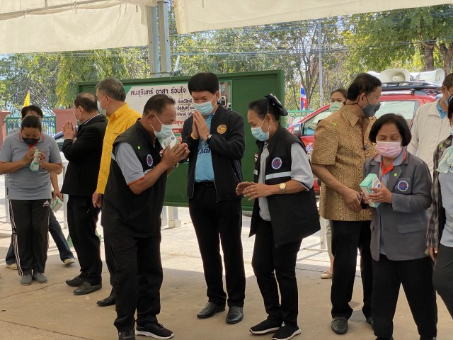 ซื้ออุปกรณ์ทางการแพทย์ให้ชุมชนลดภาระรัฐ