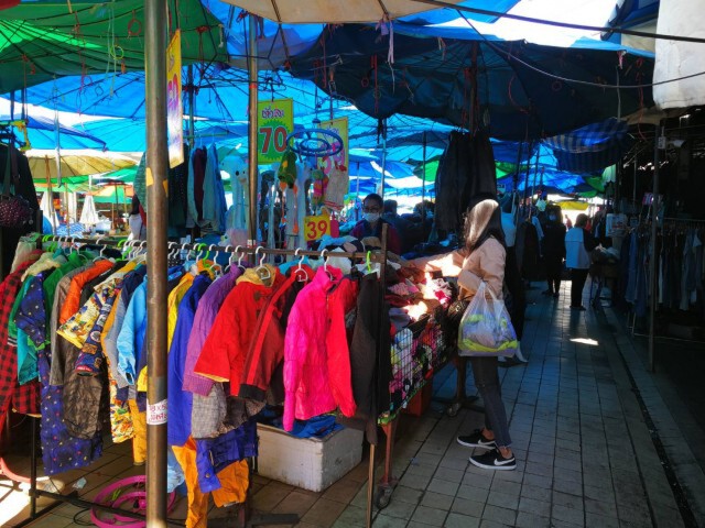 เสื้อกันหนาวมือสองฮิตคนแห่ซื้อคลายหนาว