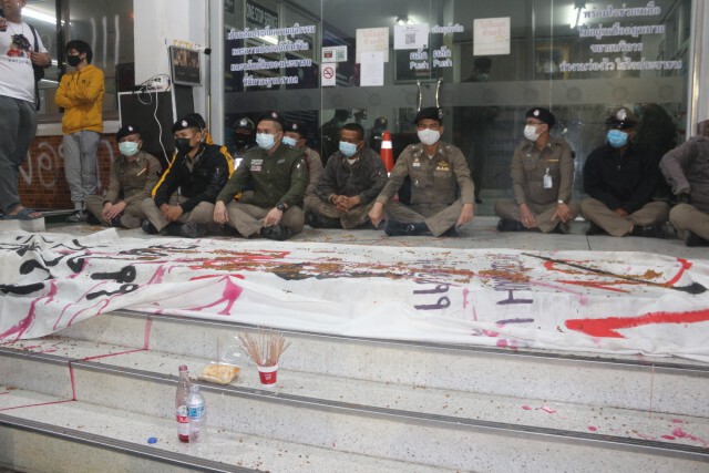 ตร.คลองหลวง รวบ"สิริชัย"นศ.ปี 1 ธรรมศาสตร์กลางดึก ข้อหาม.112
