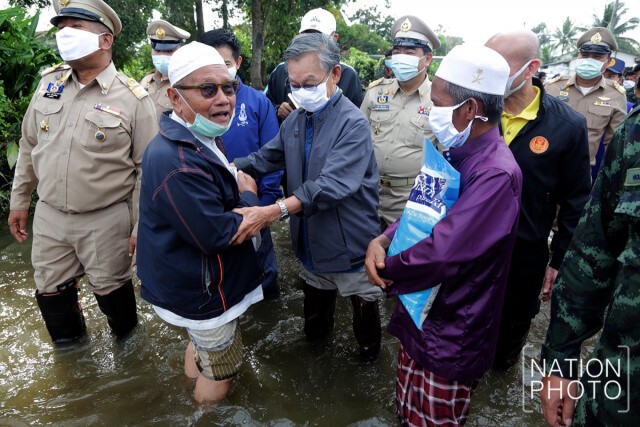 "ชวน หลีกภัย" ลุยน้ำท่วมช่วยผู้ประสบภัย