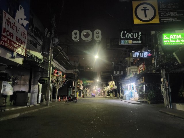 เผยภาพ ค่ำคืน"เมืองพัทยา" ทั้งหนาว ทั้งเหงา ในวันเจอพิษ"โควิด"