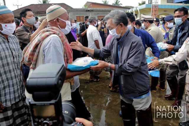 "ชวน หลีกภัย" ลุยน้ำท่วมช่วยผู้ประสบภัย