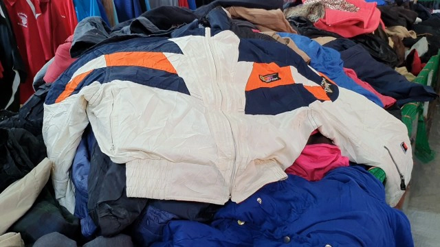 เสื้อผ้ามือสอง-"4ตัว100"ยังขายไม่ออก