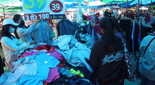 เสื้อกันหนาวมือสองฮิตคนแห่ซื้อคลายหนาว