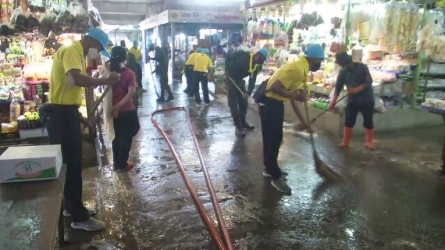 จิตอาสาทำความสะอาดตลาดค้าส่ง ป้องกันโควิด-19