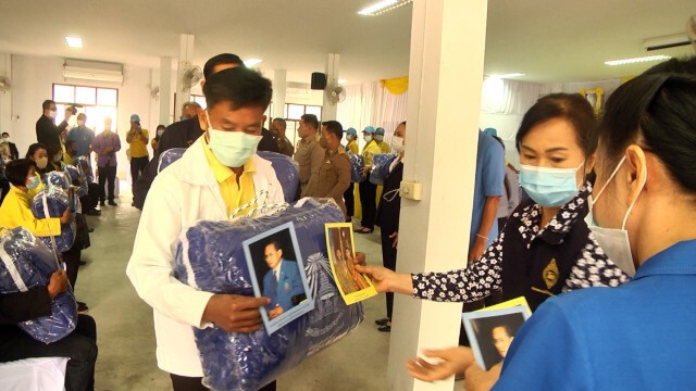 มอบผ้าห่มพระราชทาน-บรรเทาภัยหนาว