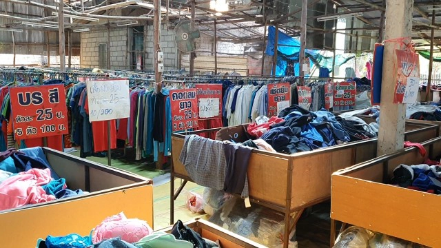 เสื้อผ้ามือสอง-"4ตัว100"ยังขายไม่ออก