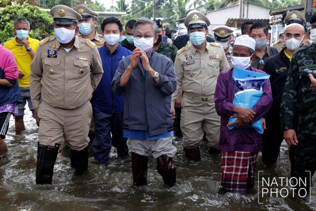 "ชวน หลีกภัย" ลุยน้ำท่วมช่วยผู้ประสบภัย