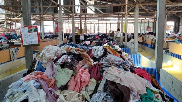 เสื้อผ้ามือสอง-"4ตัว100"ยังขายไม่ออก