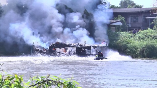 เพลิงไหม้เรือโยงกลางแม่น้ำเจ้าพระยา คนขับโดดน้ำหนีระทึก