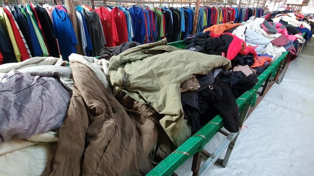 เสื้อผ้ามือสอง-"4ตัว100"ยังขายไม่ออก