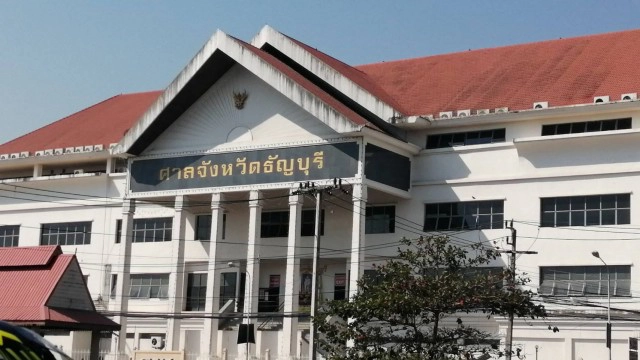 ตำรวจนำตัว"นิว"นศ.มธ.ส่งศาลธัญบุรี คณะราษฎรให้กำลังใจ