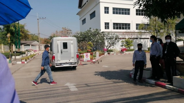 ตำรวจนำตัว"นิว"นศ.มธ.ส่งศาลธัญบุรี คณะราษฎรให้กำลังใจ