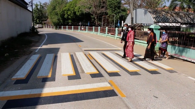 ทางม้าลาย 3 มิติ เตือนผู้ใช้รถ