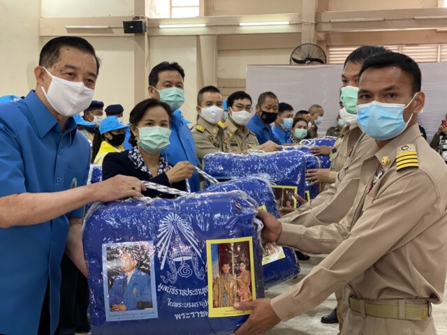 มอบผ้าห่มพระราชทานแก่ผู้ประสบภัยหนาว