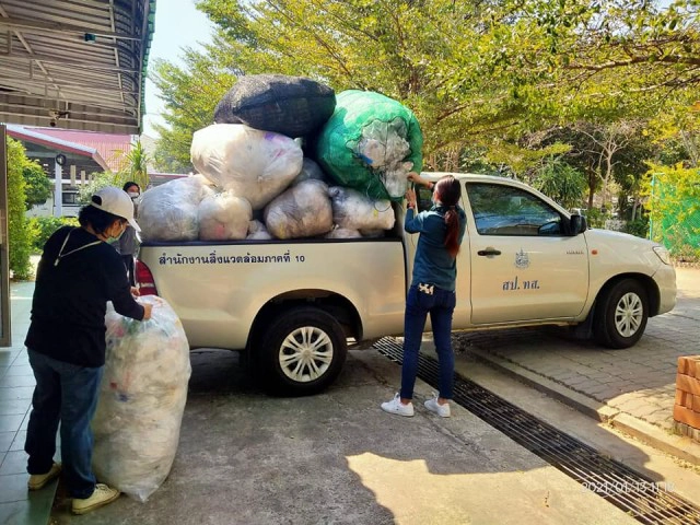 คนขอนแก่นใจแห่บริจาคถุงพลาสติก-กล่องนมเกือบพันกิโล