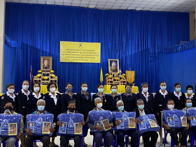 มอบผ้าห่มพระราชทานแก่ผู้ประสบภัยหนาว