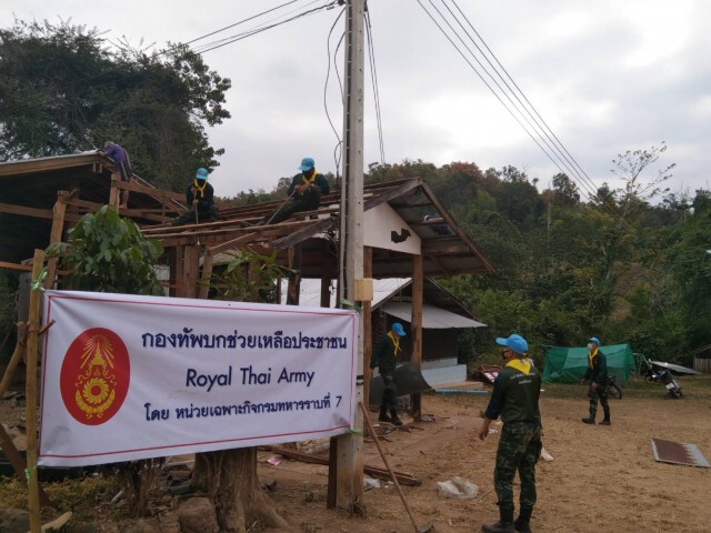 ทหารลุยสร้างอาคารเรียน รร.บ้านไม้ซางหนาม