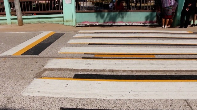 ทางม้าลาย 3 มิติ เตือนผู้ใช้รถ