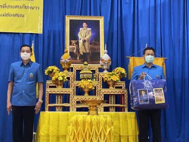 มอบผ้าห่มพระราชทานแก่ผู้ประสบภัยหนาว