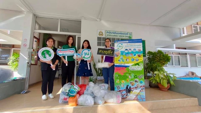 คนขอนแก่นใจแห่บริจาคถุงพลาสติก-กล่องนมเกือบพันกิโล