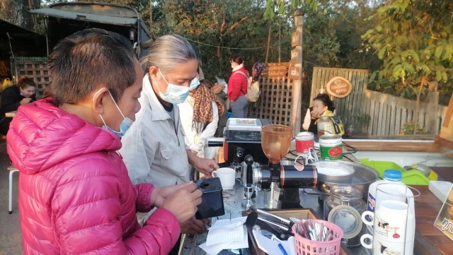 "กาแฟลุงกบ"ร้านเล็กๆริมคลอง-อร่อยจนต้องเข้าคิว
