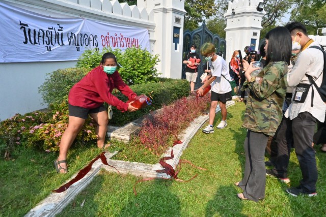 กลุ่ม'นักเรียนเลว' วางไม้-สาดสีหน้า ศธ. ก่อนแยกย้าย