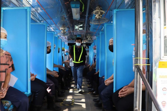 รถรับส่งคนงาน New Normal. ป้องกัน"โควิด" หนึ่งเดียวในสมุทรสาคร