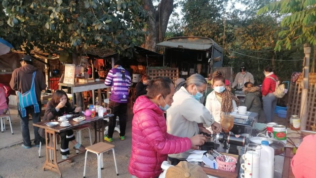 "กาแฟลุงกบ"ร้านเล็กๆริมคลอง-อร่อยจนต้องเข้าคิว