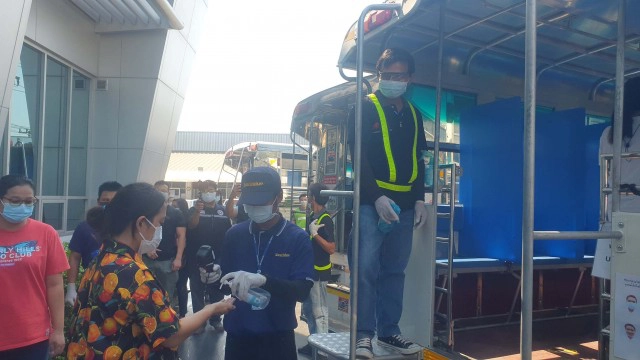 รถรับส่งคนงาน New Normal. ป้องกัน"โควิด" หนึ่งเดียวในสมุทรสาคร