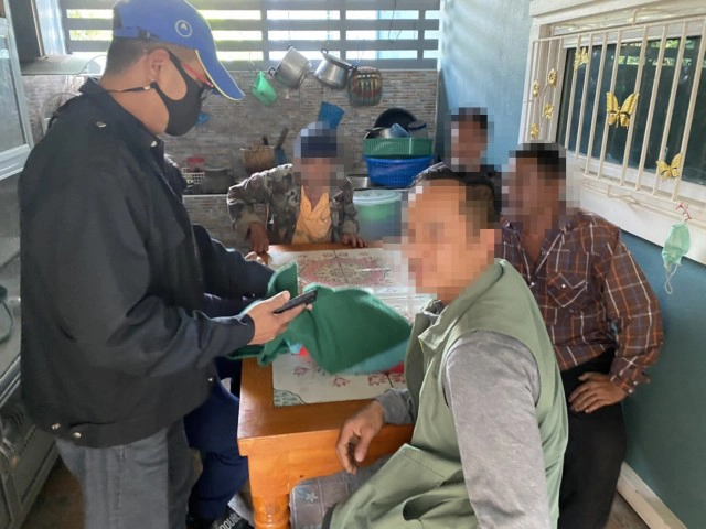 รวบ7 นักพนันเล่นไพ่เก๊า-ไม่สนโควิด