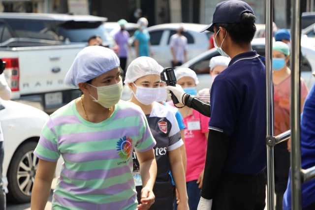 รถรับส่งคนงาน New Normal. ป้องกัน"โควิด" หนึ่งเดียวในสมุทรสาคร