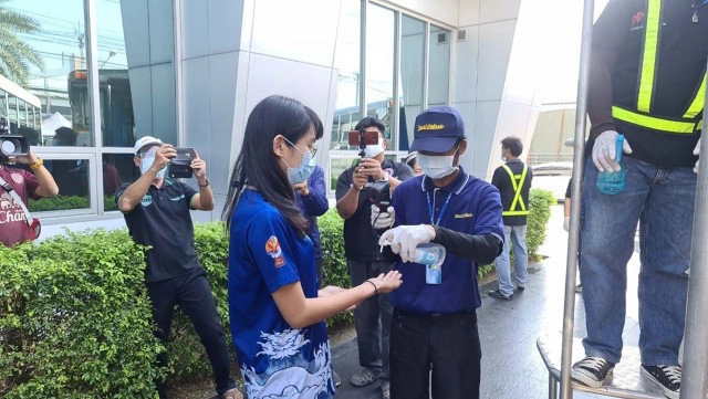 รถรับส่งคนงาน New Normal. ป้องกัน"โควิด" หนึ่งเดียวในสมุทรสาคร