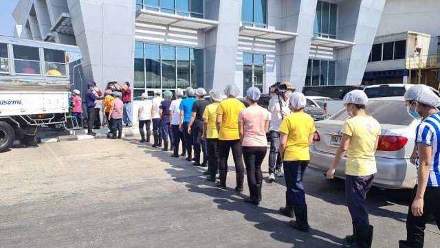 รถรับส่งคนงาน New Normal. ป้องกัน"โควิด" หนึ่งเดียวในสมุทรสาคร