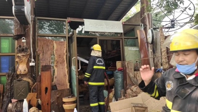 ไฟไหม้โกดังเก็บไม้ทำเฟอร์นิเจอร์-โชคดีดับได้ทัน