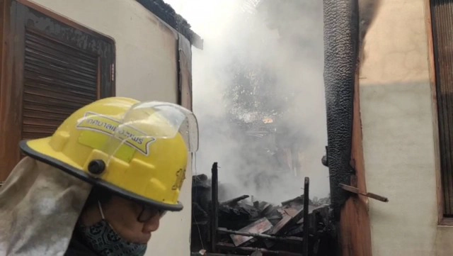 ไฟไหม้โกดังเก็บไม้ทำเฟอร์นิเจอร์-โชคดีดับได้ทัน
