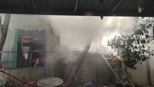 ไฟไหม้โกดังเก็บไม้ทำเฟอร์นิเจอร์-โชคดีดับได้ทัน