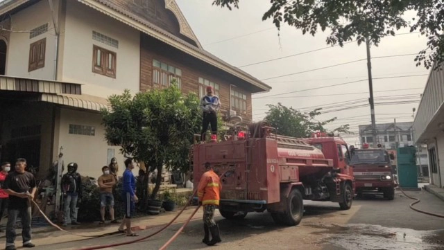 ไฟไหม้โกดังเก็บไม้ทำเฟอร์นิเจอร์-โชคดีดับได้ทัน