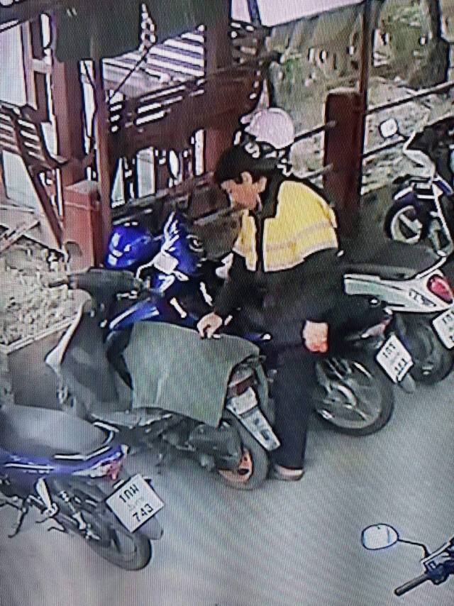 ภาพชัดเจน!-คนร้ายขโมย จยย.ในโรงพัก