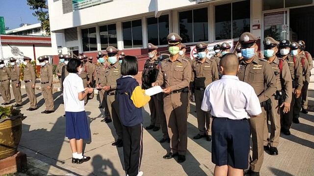 ตำรวจมอบทุนการศึกษาแก่บุตรตำรวจ ช่วยเหลือช่วงโควิด19