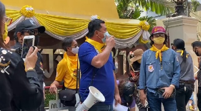 "เต้" นำทีมกลุ่มอาชีวะปกป้องสถาบันจี้ตร.เอาผิดกลุ่มการ์ดวีโว่ ชักธงแดง-ฉีดสเปรย์สถานที่ราชการ